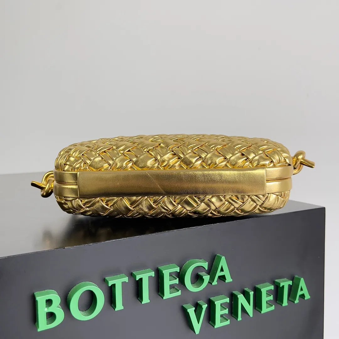 Batch 2100 𝘽𝙤𝙩𝙩𝙚𝙜𝙖 𝙫𝙚𝙣𝙚𝙩𝙖 (Higher version) Original leather ➕ Stainless steel hardware ➕ 24k real gold plating ➕ Fully handmade Jordanian Queen Rania and Princess Iman Knot clutch bag attended the event Real old money A must-have style❤️ The Knot classic is reproduced😌A small belt has been added to carry it on the shoulder🉑A must-have bag for important occasions, making your outfit more attractive✨ It is shipped with a full set of packaging from the factory, welcome to compare Style number: 717623 Size: 20.5*6*12.5